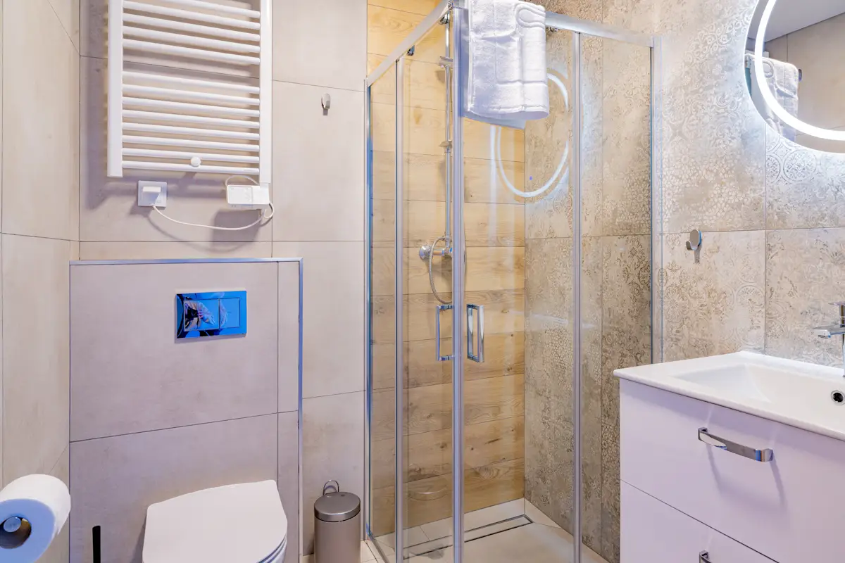 azienka w pokoju 3 osobowym